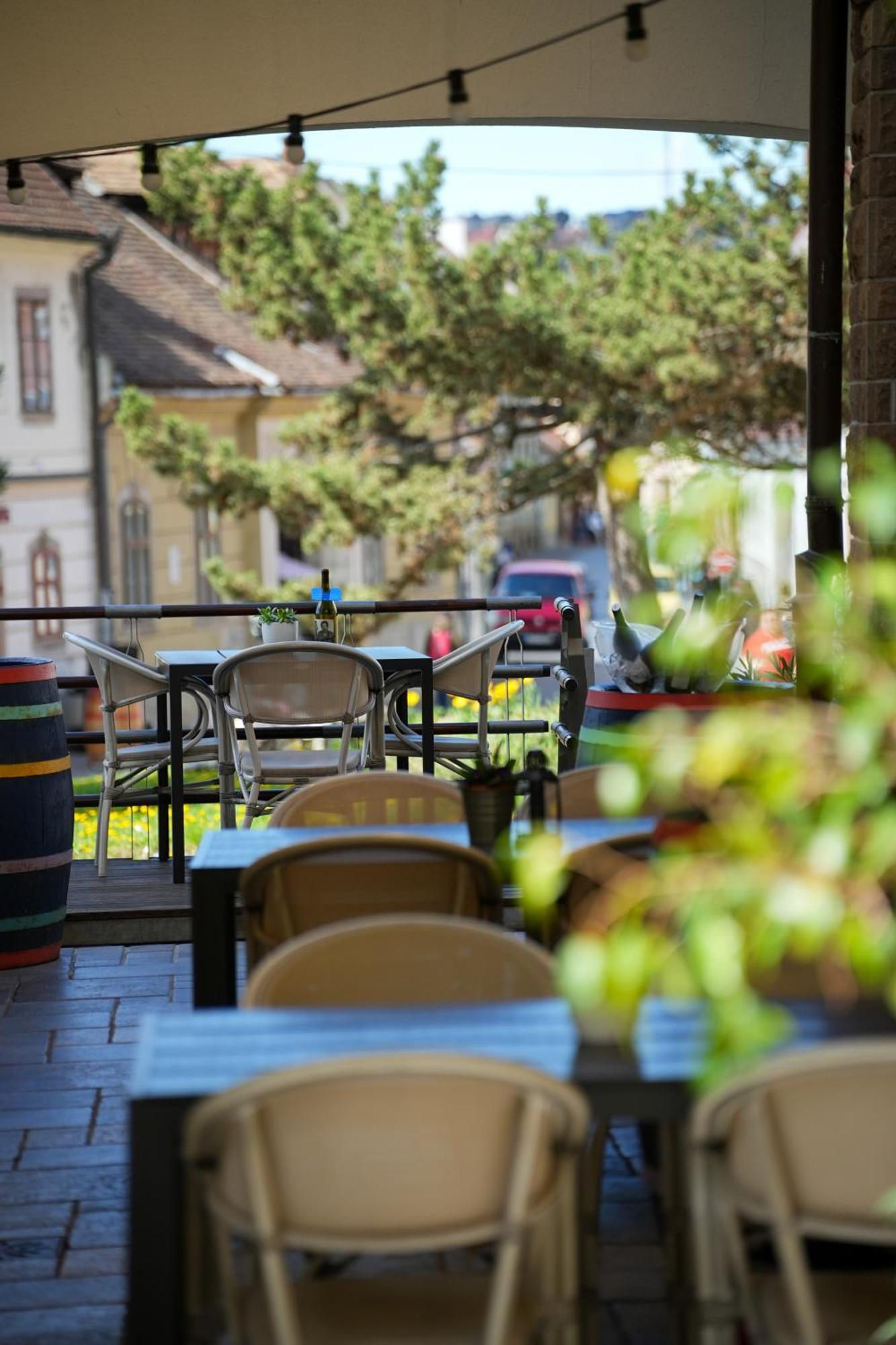 Imola Udvarhaz Dessert Hotel Eger Exteriör bild