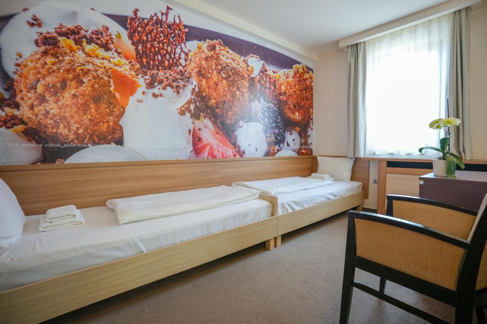 Imola Udvarhaz Dessert Hotel Eger Exteriör bild