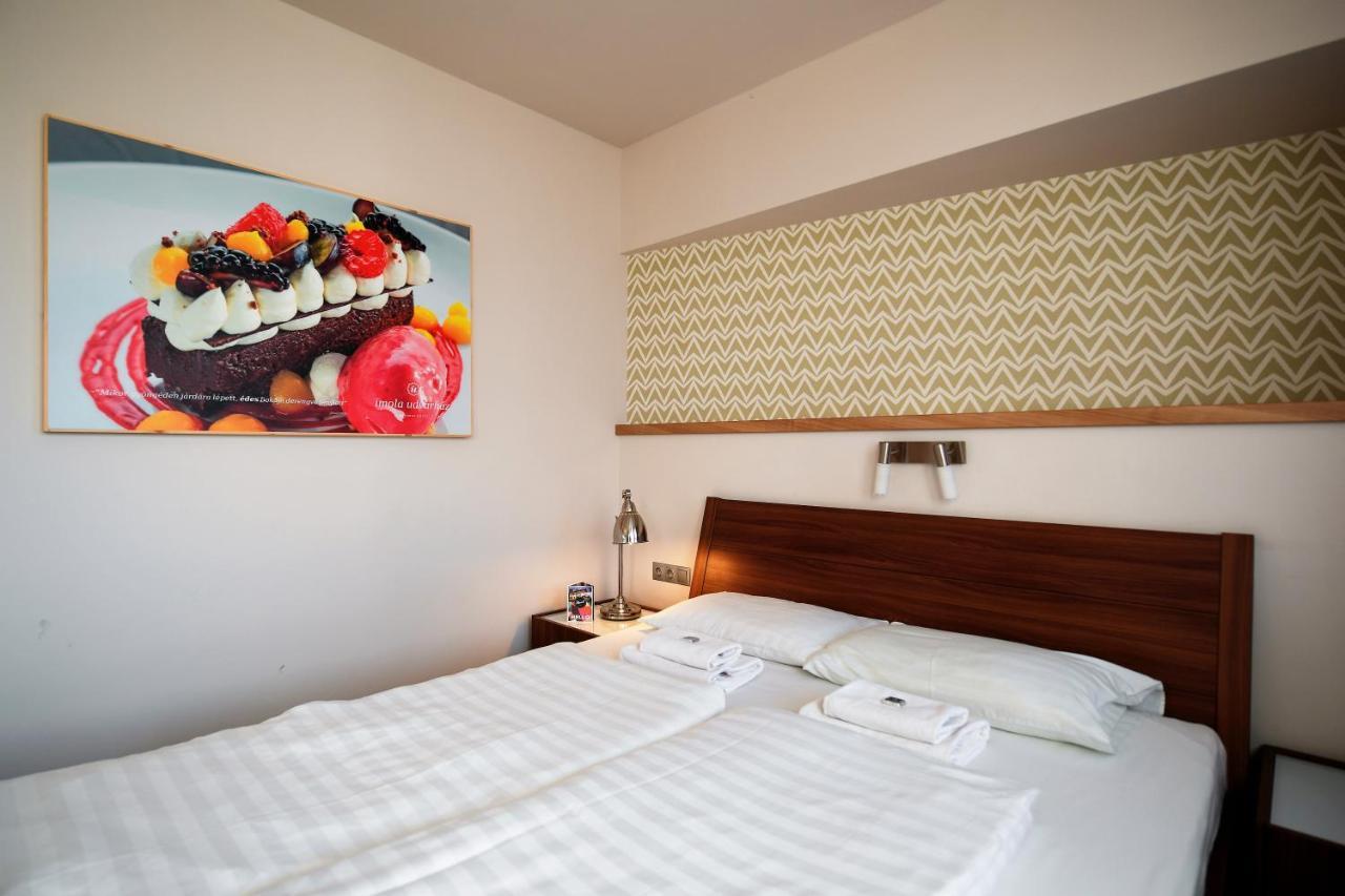 Imola Udvarhaz Dessert Hotel Eger Exteriör bild